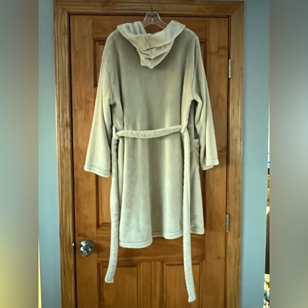 Summer and Rose Women’s Cozy Robe with Hood - Picture 5 of 5